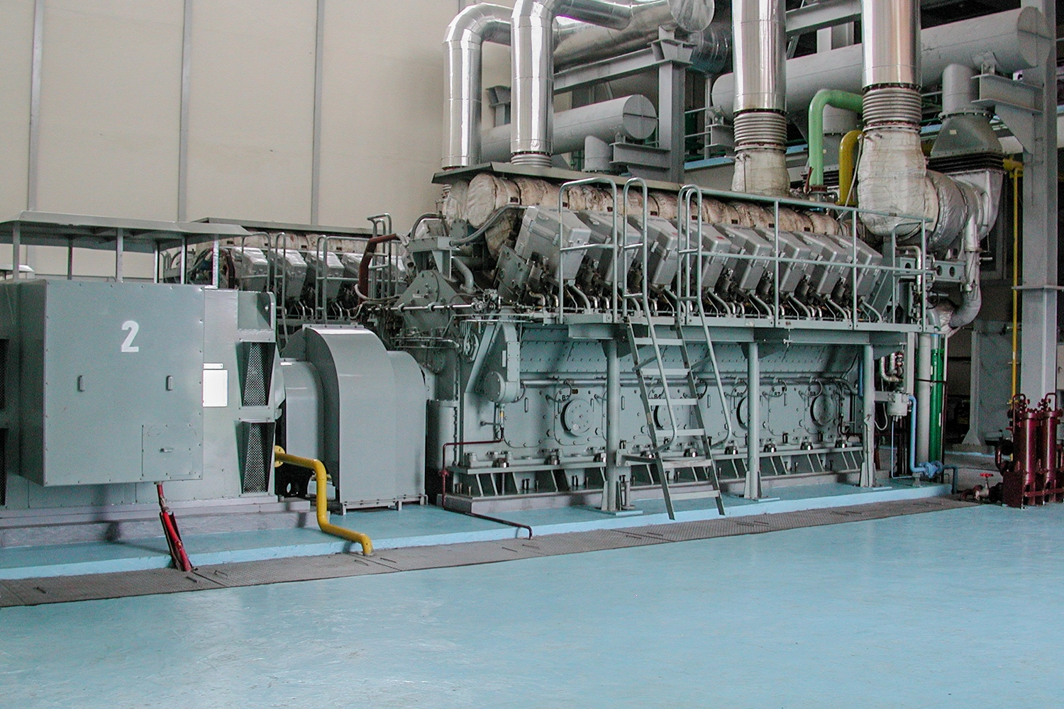 Instalasi genset diesel industri berkapasitas besar untuk kebutuhan daya berkelanjutan