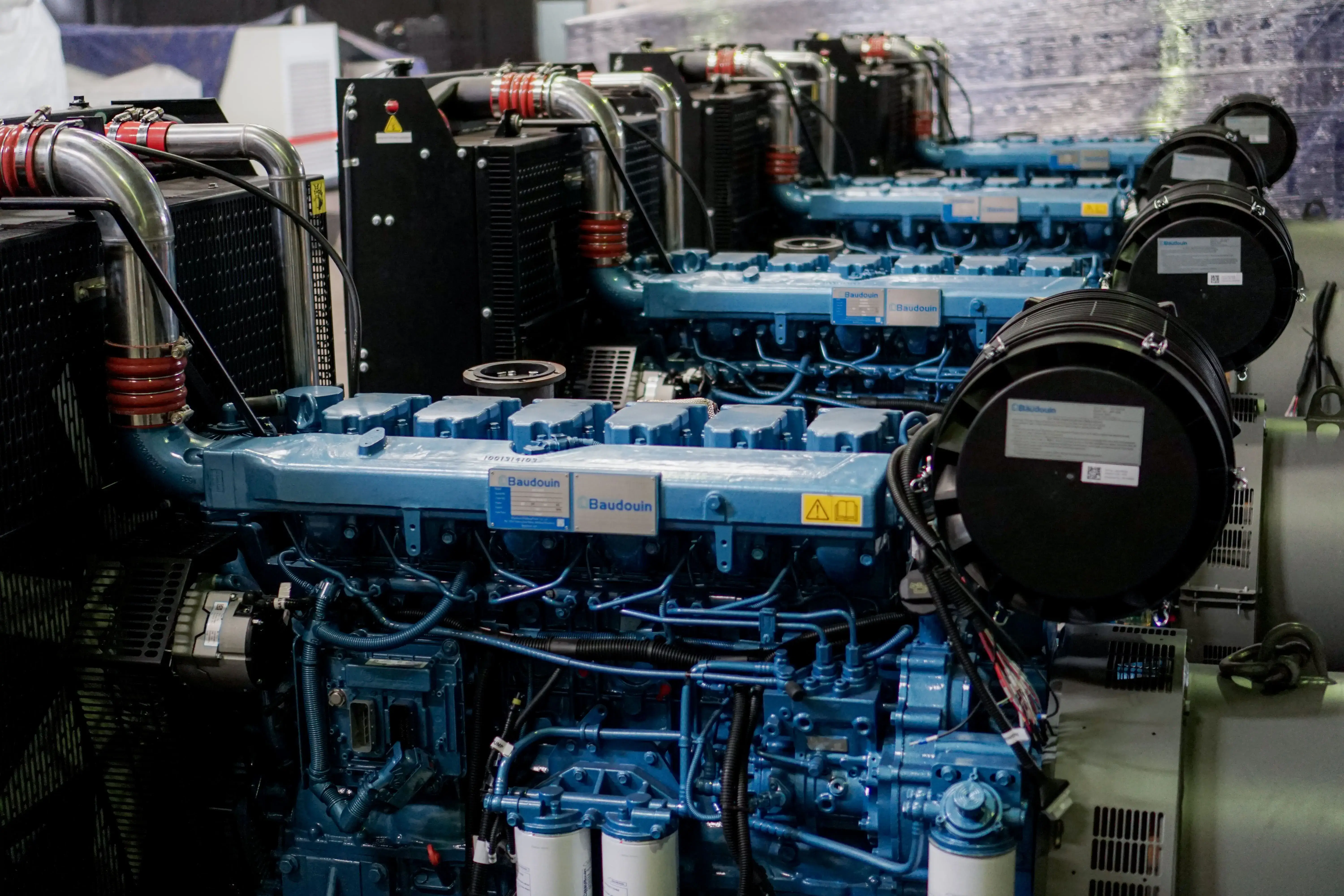 Genset industri rakitan Conductorjasa untuk sistem daya komersial dan industri