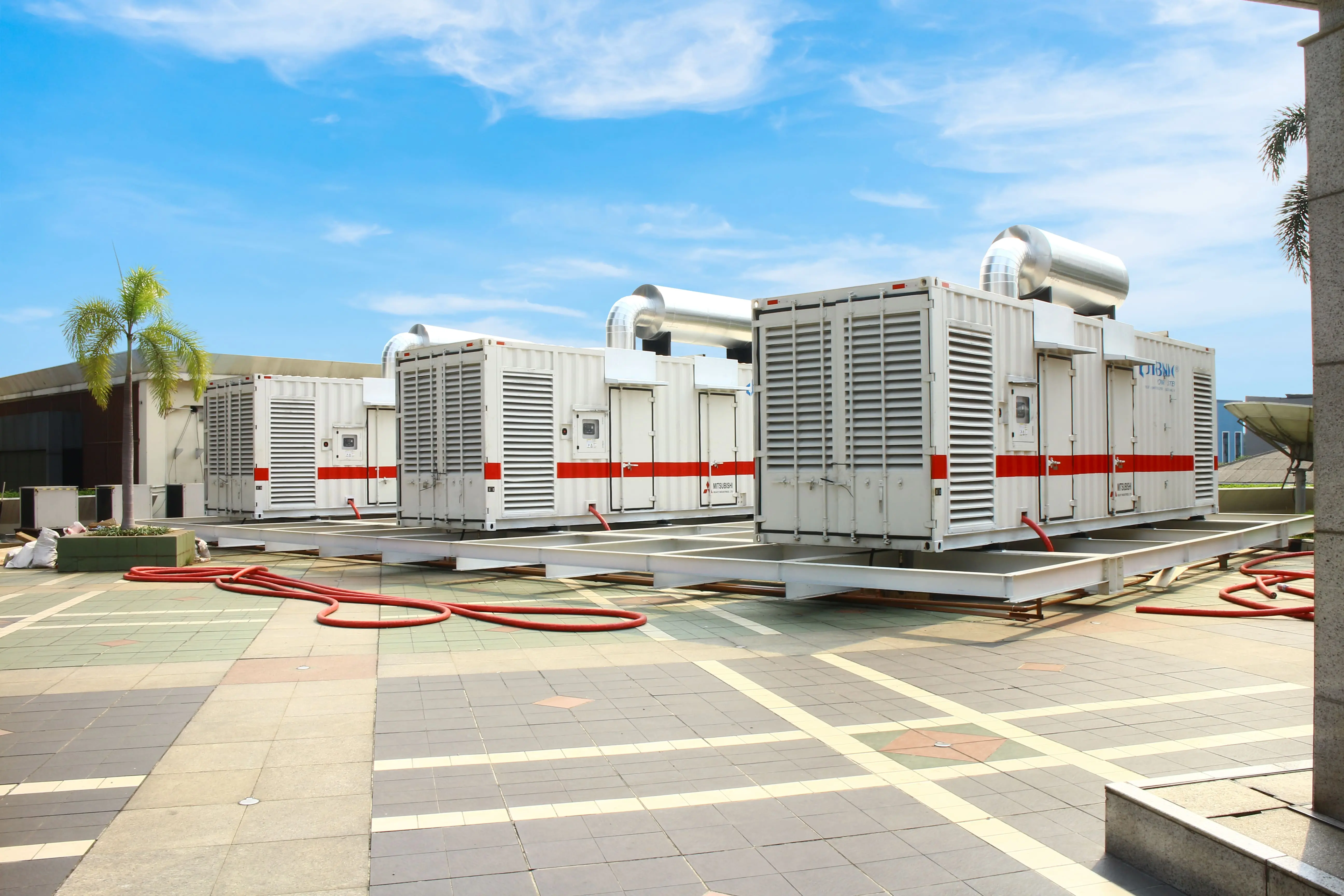 Deretan genset silent type untuk pasokan daya cadangan fasilitas komersial